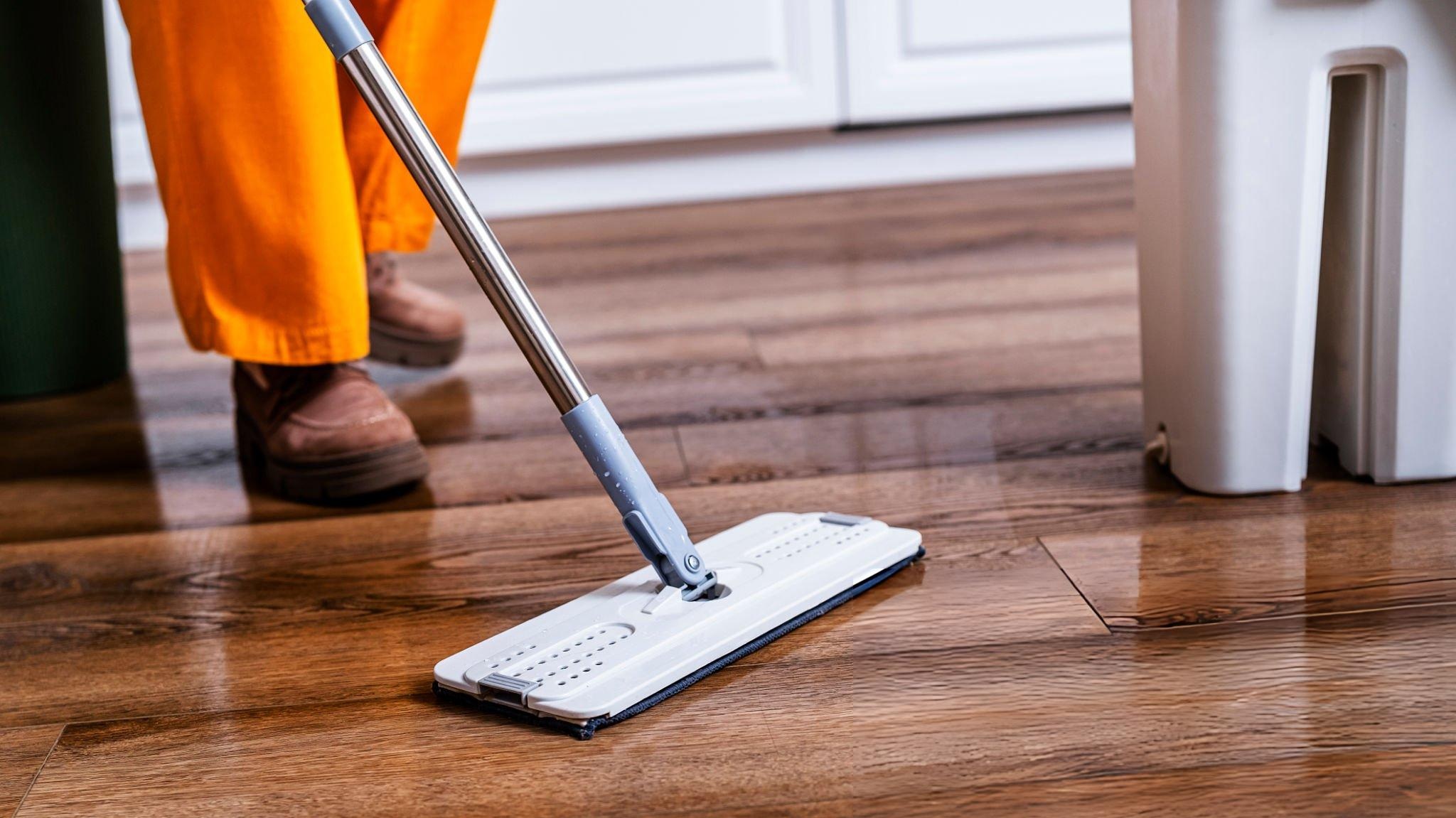 Spin mop vs flat mop systems shown side by side for OEM sourcing and cleaning performance comparison